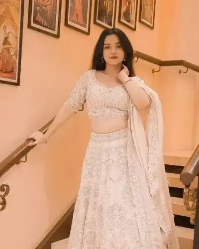 Escort Raina